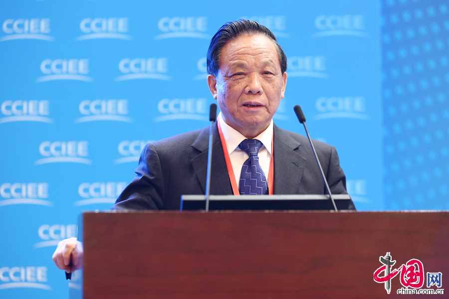 中国国际经济交流中心常务副理事长魏礼群主持大会.中国网 郑亮摄