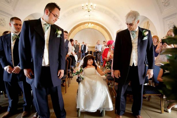 “世界最小新娘”與愛人完成夢中婚禮