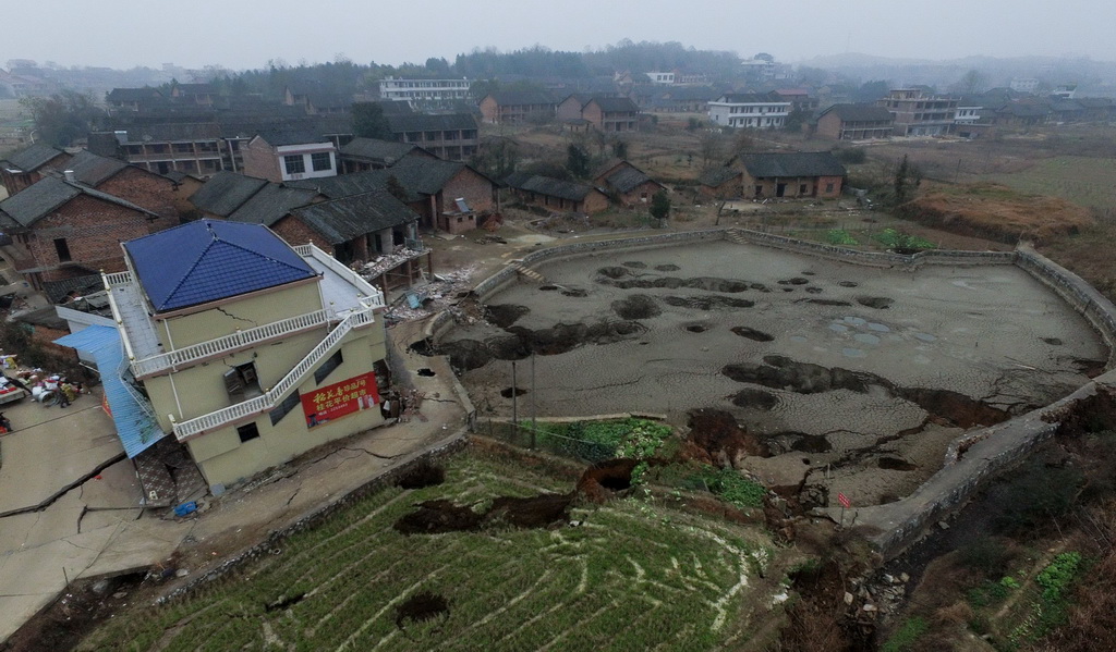 湖南一村莊被挖空遍地“天坑” 多處坍塌猶如地震【3】