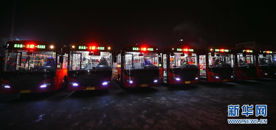 (图片故事)(1)冬日寒夜中的公交暖车员