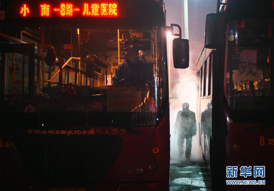 （图片故事）（8）冬日寒夜中的公交暖车员