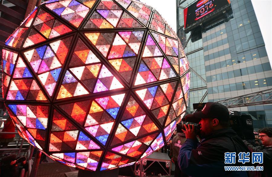 （国际）（1）纽约新年水晶球进行最后安装测试