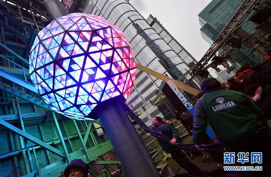 （国际）（4）纽约新年水晶球进行最后安装测试