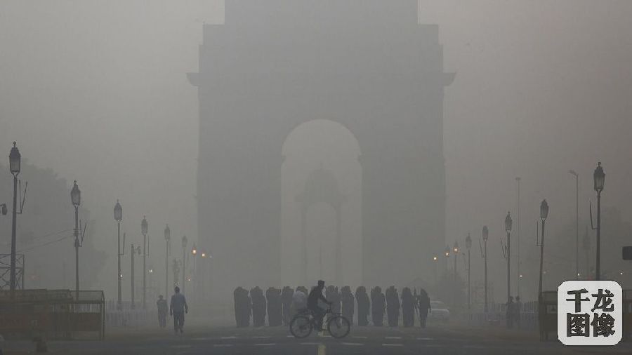 當地時間2015年12月1日，印度新德里，當地迎來霧霾天氣。士兵在印度門前巡邏。