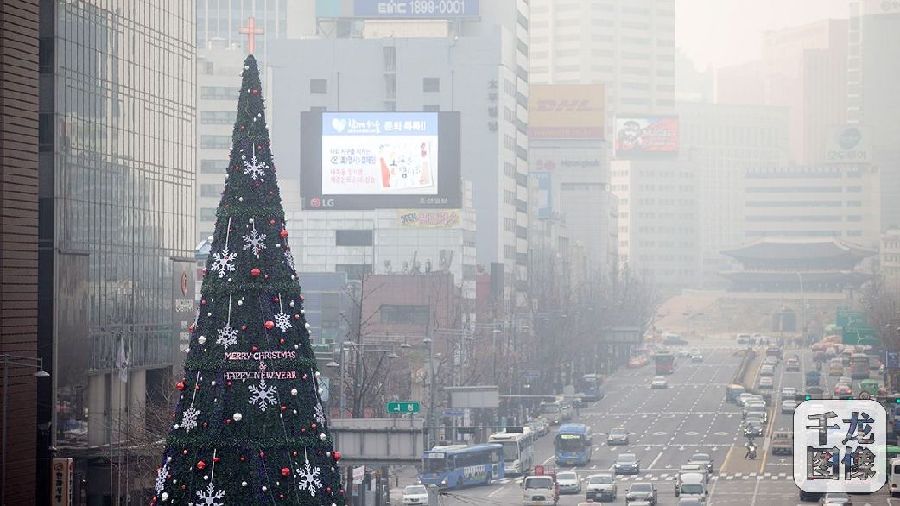 當地時間2015年12月24日上午，南韓首爾遭霧霾侵襲，大氣中的微塵濃度大幅上升，市區的天空灰濛濛一片。
