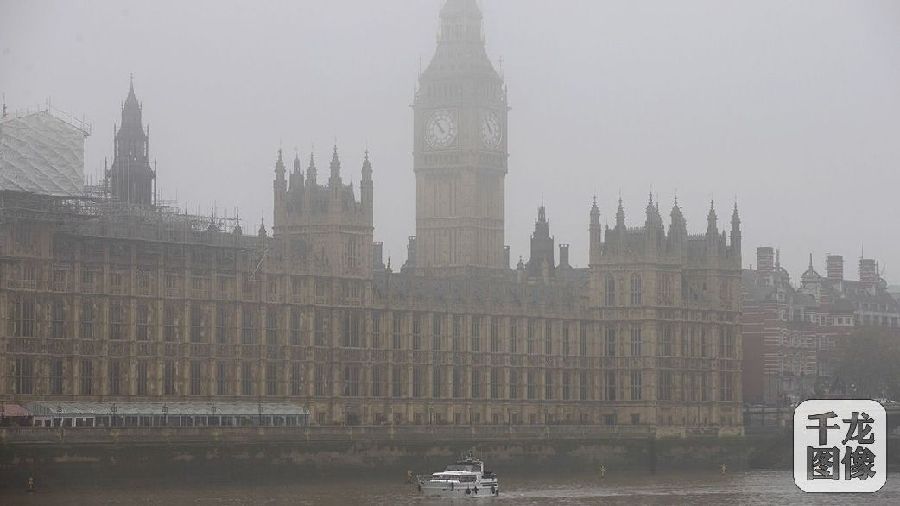 當地時間2015年11月2日，英國倫敦，英國議會大廈籠罩在霧霾下。