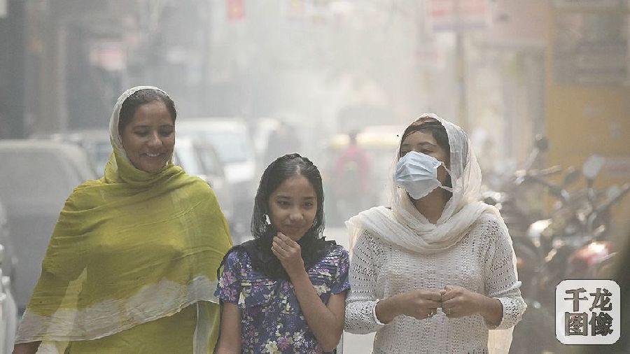 當地時間2015年11月13日，印度新德里遭遇霧霾天氣。