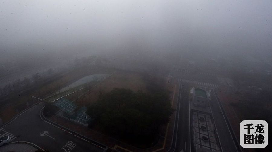 當地時間2015年12月22日，南韓全州市，南韓發佈霧霾警報，道路被濃霧覆蓋。