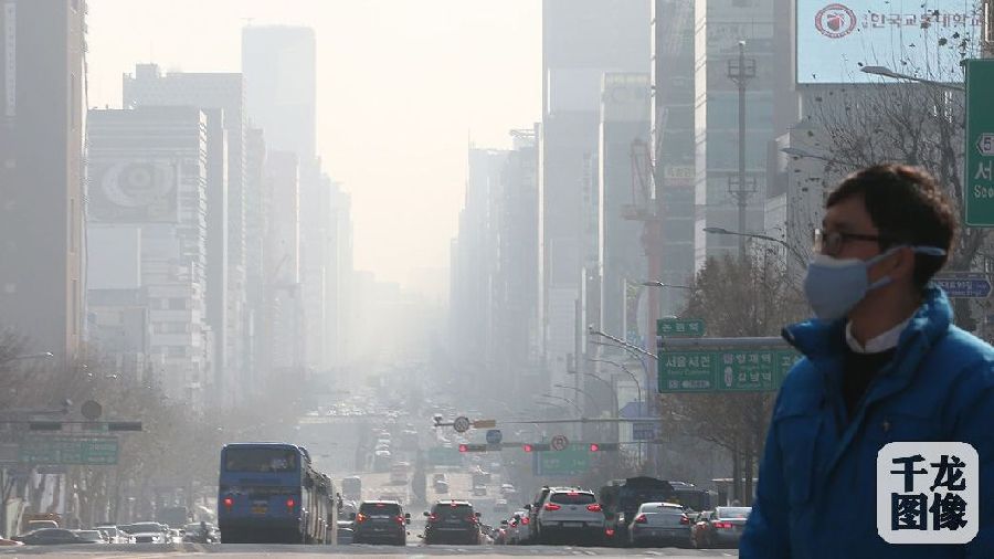 當地時間2015年12月22日，南韓大部分地區遭霧霾侵襲，大氣中的微塵濃度大幅上升，空氣品質和能見度較差，氣象部門提醒公眾注意預防。2