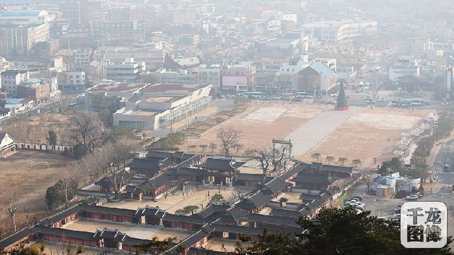 當地時間2015年12月22日，南韓大部分地區遭霧霾侵襲，大氣中的微塵濃度大幅上升，空氣品質和能見度較差，氣象部門提醒公眾注意預防。1