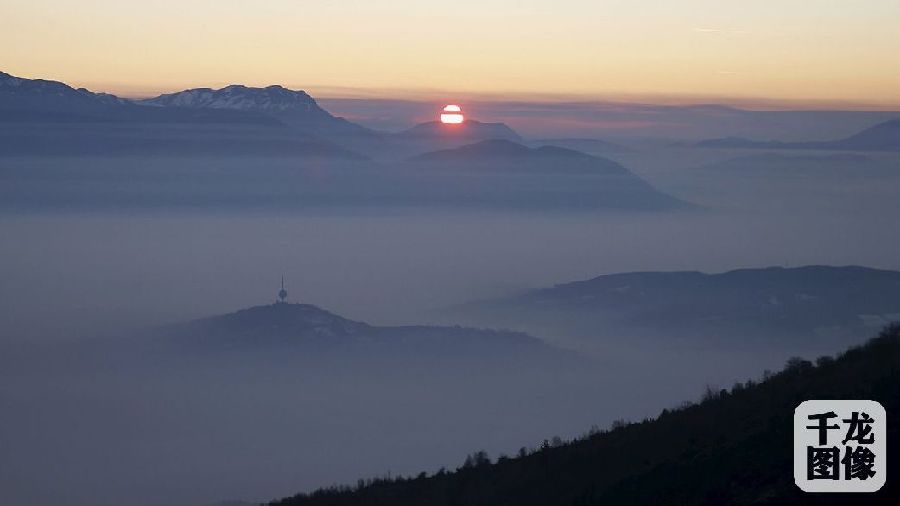 當地時間2015年12月28日，波士尼亞赫塞哥維納薩拉熱窩出現霧霾天氣。 (2)