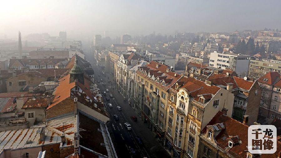 當地時間2015年12月28日，波士尼亞赫塞哥維納薩拉熱窩出現霧霾天氣。
