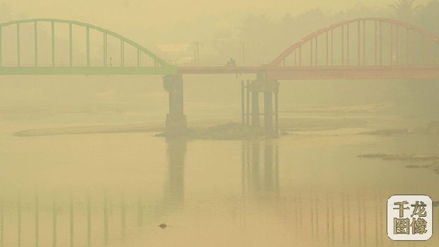 當地時間2015年10月7日，印尼佔碑省Sarolangun出現霧霾天氣。