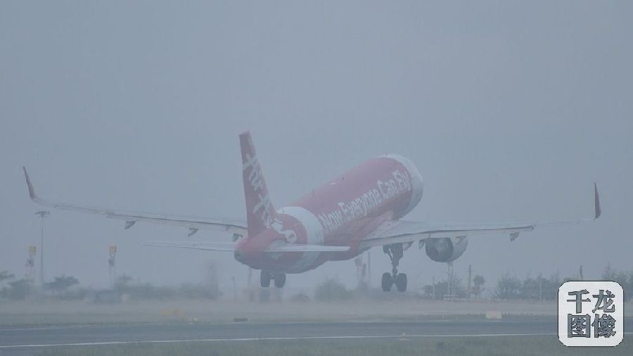 當地時間2015年10月9日，泰國普吉島，一家飛機在霧霾中起飛。
