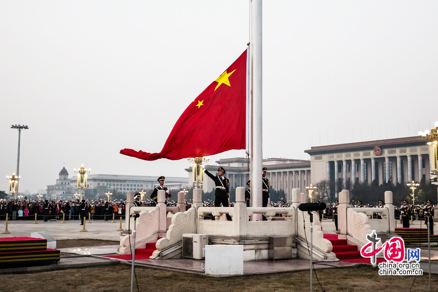 2016年1月1日，新年第一天，天安门国旗护卫队在武警军乐团现场演奏的国歌声中，升起了新年的第一面国旗。中国网记者 郑亮摄影