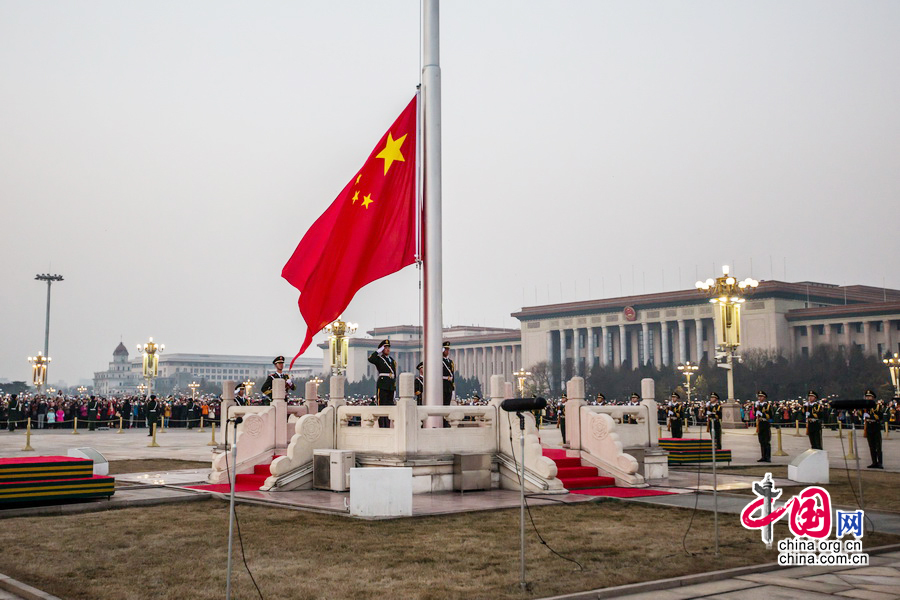 2016年1月1日，新年第一天，天安门国旗护卫队在武警军乐团现场演奏的国歌声中，升起了新年的第一面国旗。中国网记者 郑亮摄影 