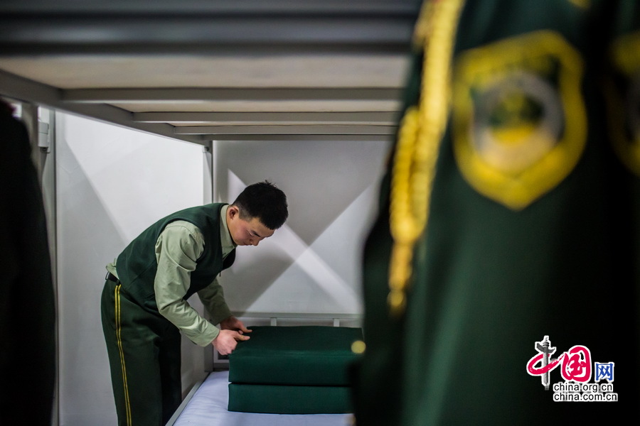 天安门国旗护卫队员在整理内务。中国网记者 郑亮摄影