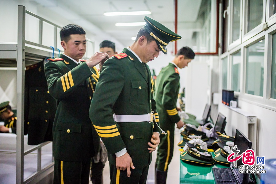 天安门国旗护卫队员在整理内务。中国网记者 郑亮摄影