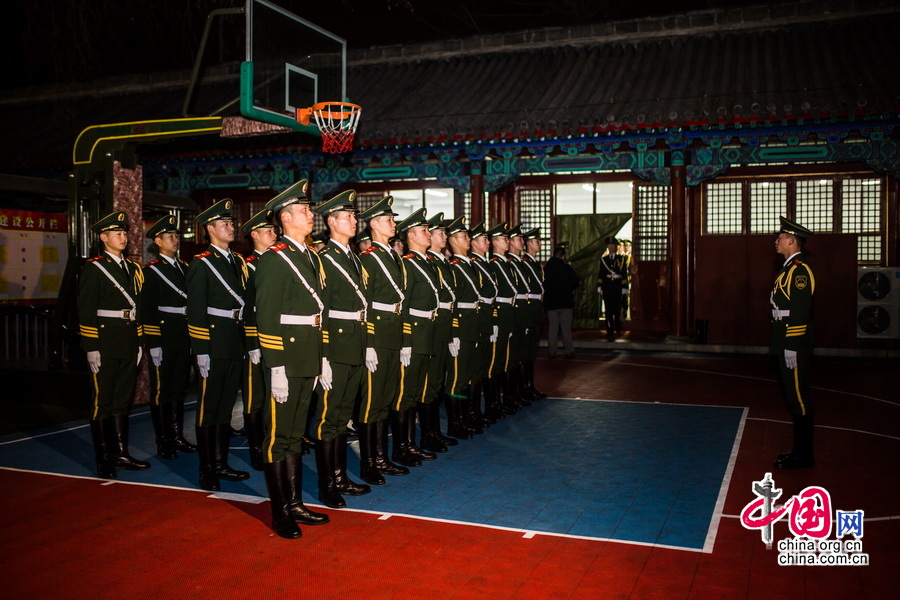 天安门国旗护卫队员在营房前集合准备为升旗做演练。中国网记者 郑亮摄影