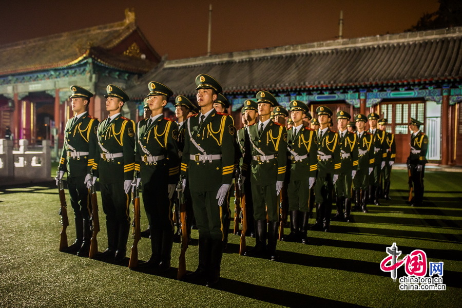 天安门国旗护卫队员在营房前集合准备为升旗做演练。中国网记者 郑亮摄影
