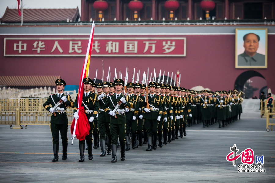 天安门国旗护卫队员走过金水桥，准备升旗。中国网记者 郑亮摄影