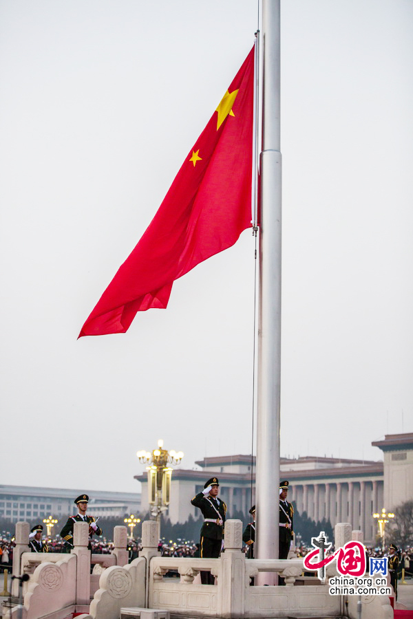 伴隨著國歌聲，天安門國旗護衛隊員向國旗莊嚴敬禮。中國網記者 鄭亮攝影