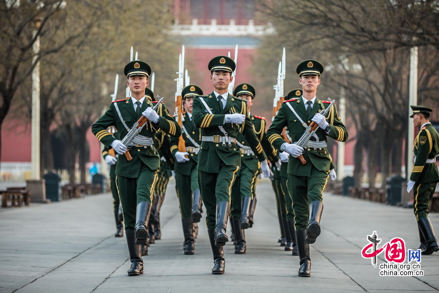 2015年12月31日，國旗護衛隊的戰士們正在認真的為2015年最後一次降旗做準備。中國網記者 鄭亮攝影