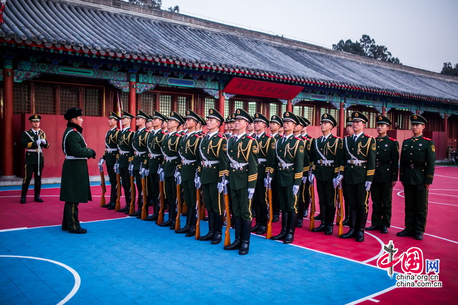 降旗任務完成後由隊長給戰士們作總結，這也意味著2015年全部的降旗任務已經完成，隨之而來的將是和新年第一縷陽光一起升起迎來2016年的第一次升旗儀式。中國網記者 鄭亮攝影