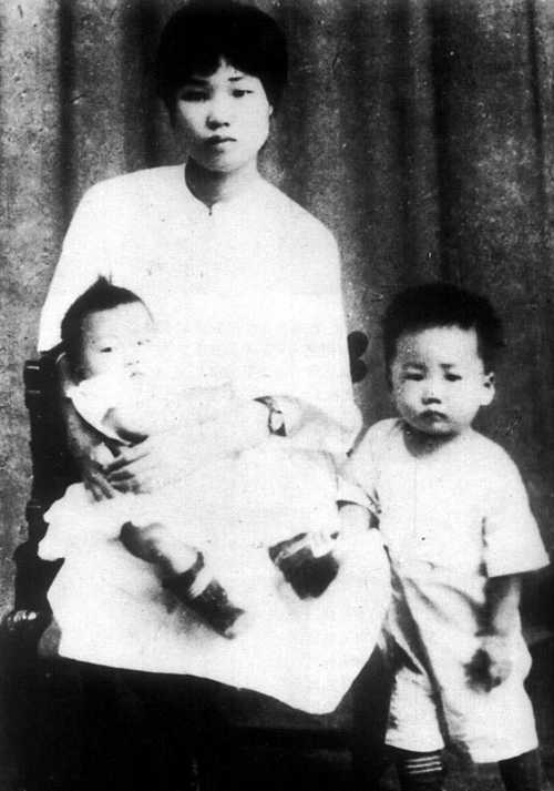 1920年毛泽东同杨开慧结婚,留下3个儿子:毛岸英,毛岸清和毛岸龙.