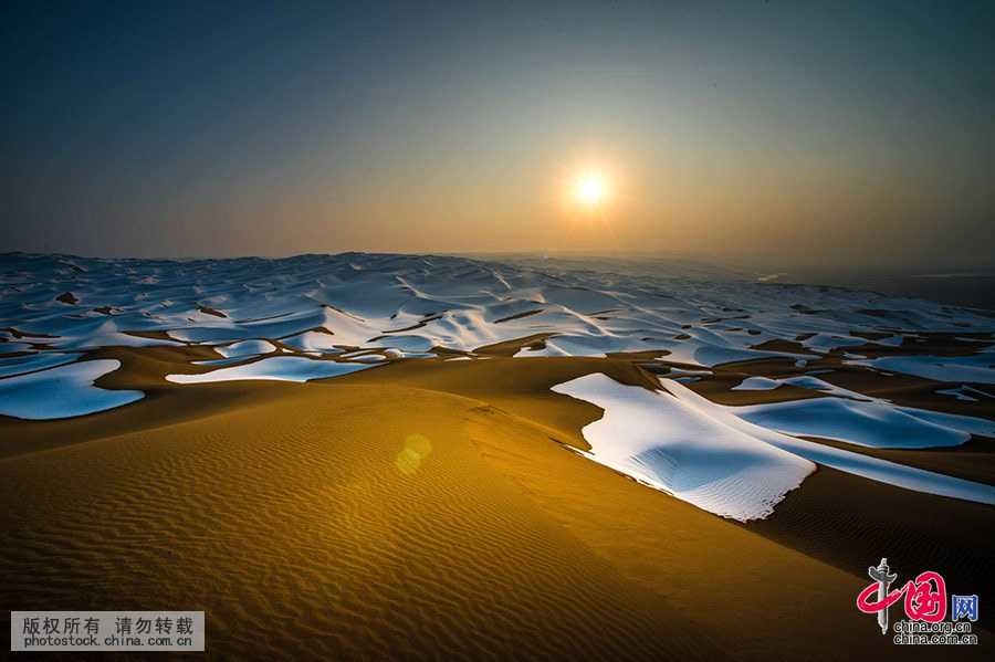 夕阳下的金黄色沙山。中国网图片库 马新民 摄