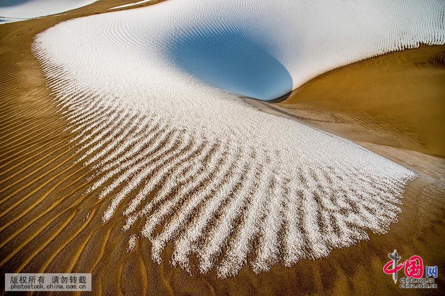 大自然形成的奇特沙纹被白雪覆盖。中国网图片库 马新民 摄