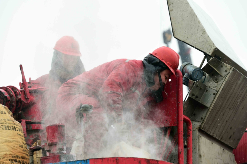 1月6日，救援人员在为水泥添加速干剂以便实施5号大口径救生钻孔环空封闭作业。新华社记者 郭绪雷 摄