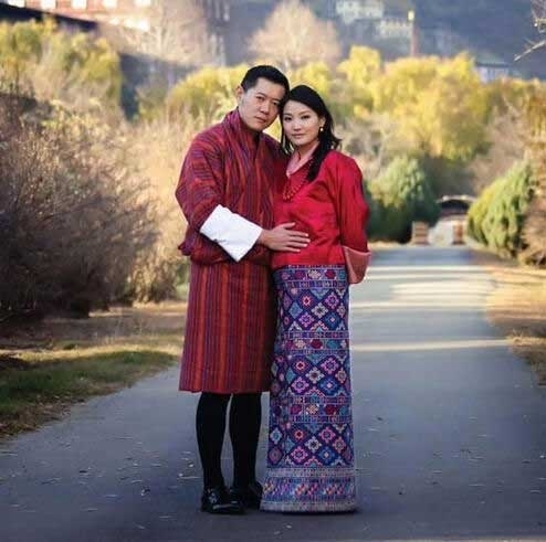 不丹最帅国王首发平民王妃孕照