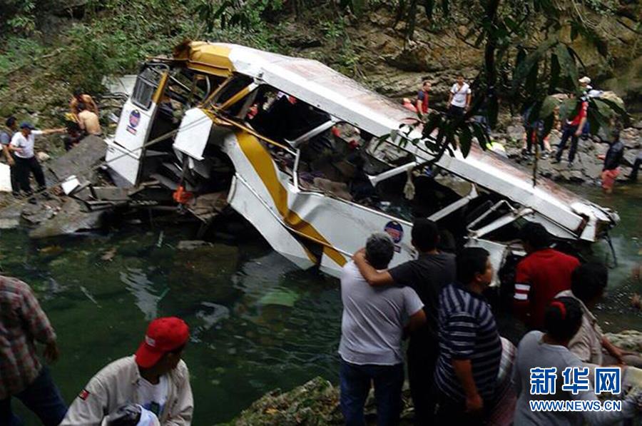（國際）（1）墨西哥發生大巴墜橋事故致18人死亡 