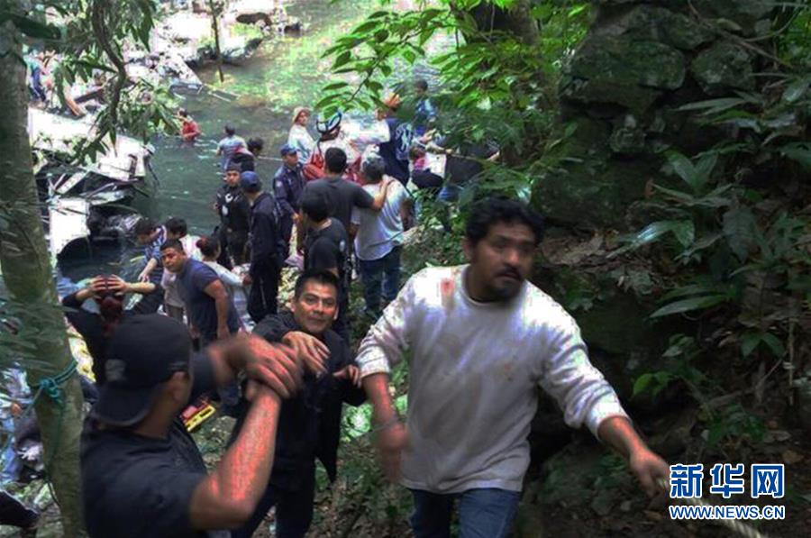 （國際）（2）墨西哥發生大巴墜橋事故致18人死亡 