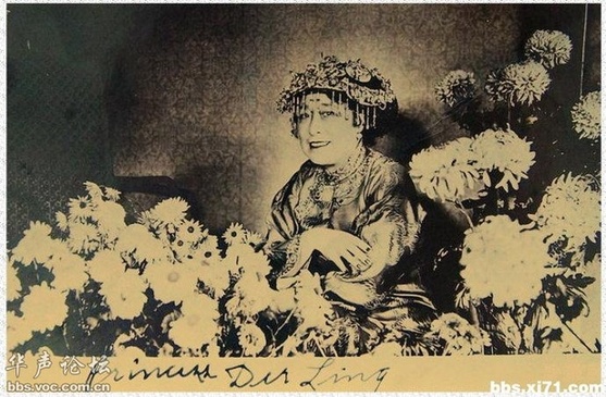 48岁的德龄公主在鲜花丛中微笑,照片下方钢笔英文签名"裕德龄",拍摄于