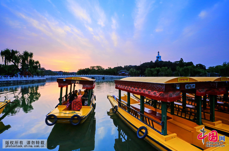  北海公園，位於北京市中心區，城內景山西側，在故宮的西北面，與中海、南海合稱三海。是中國古代皇家園林。
