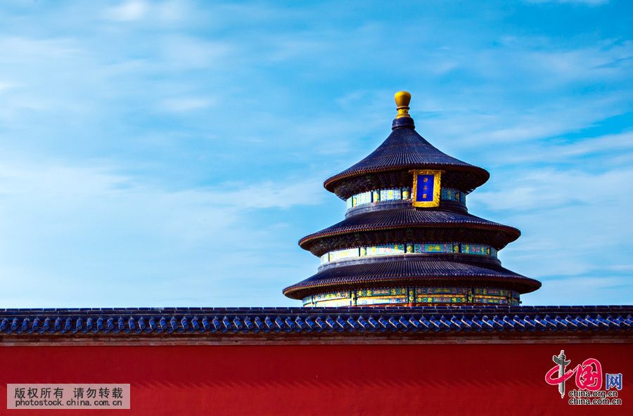  祈年殿是天壇的主體建築，又稱祈谷殿，是明清兩代皇帝孟春祈谷之所。它是一座鎦金寶頂、藍瓦紅柱、金碧輝煌的彩繪三層重檐圓形大殿。中國網圖片庫 楊東攝