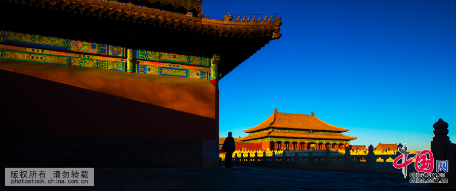  故宮，舊稱為紫禁城，是中國明、清兩代24位皇帝的皇宮。它是漢族宮殿建築之精華，無與倫比的古代建築傑作，也是世界上現存規模最大、保存最為完整的木質結構的古建築群。