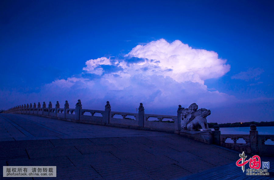 時空對話。天上的雲師和地上的石獅穿越時空對話，述説著天上人間的故事。中國網圖片庫 楊東攝