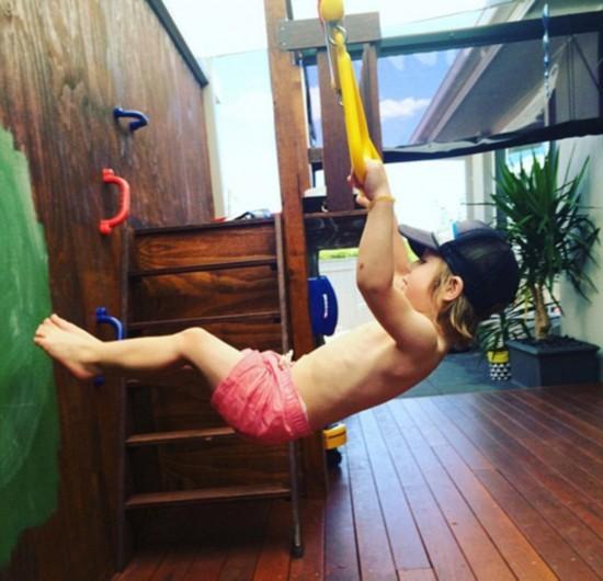澳洲3歲男童癡迷健身 已練出6塊腹肌