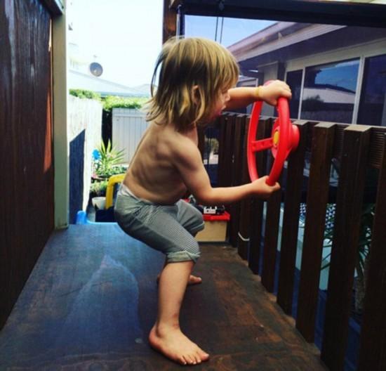 澳洲3歲男童癡迷健身 已練出6塊腹肌