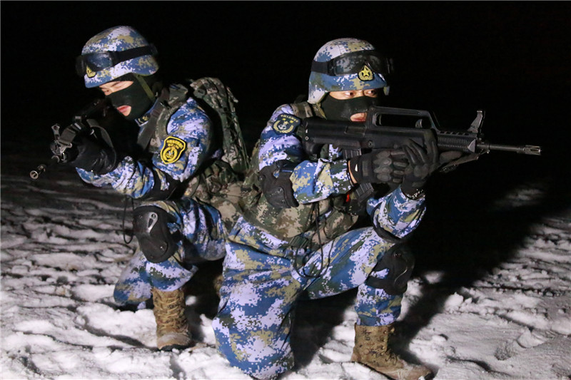 海军陆战队在新疆库尔勒训练基地持续展开夜间