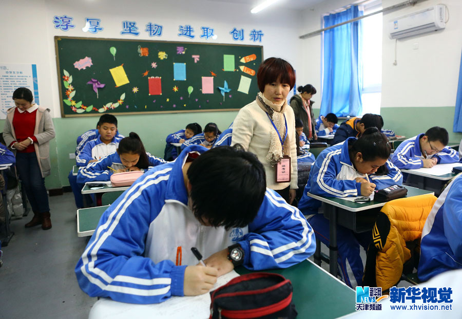 1月12日,天津木斋中学八年级学生家长在数学考试考场中.