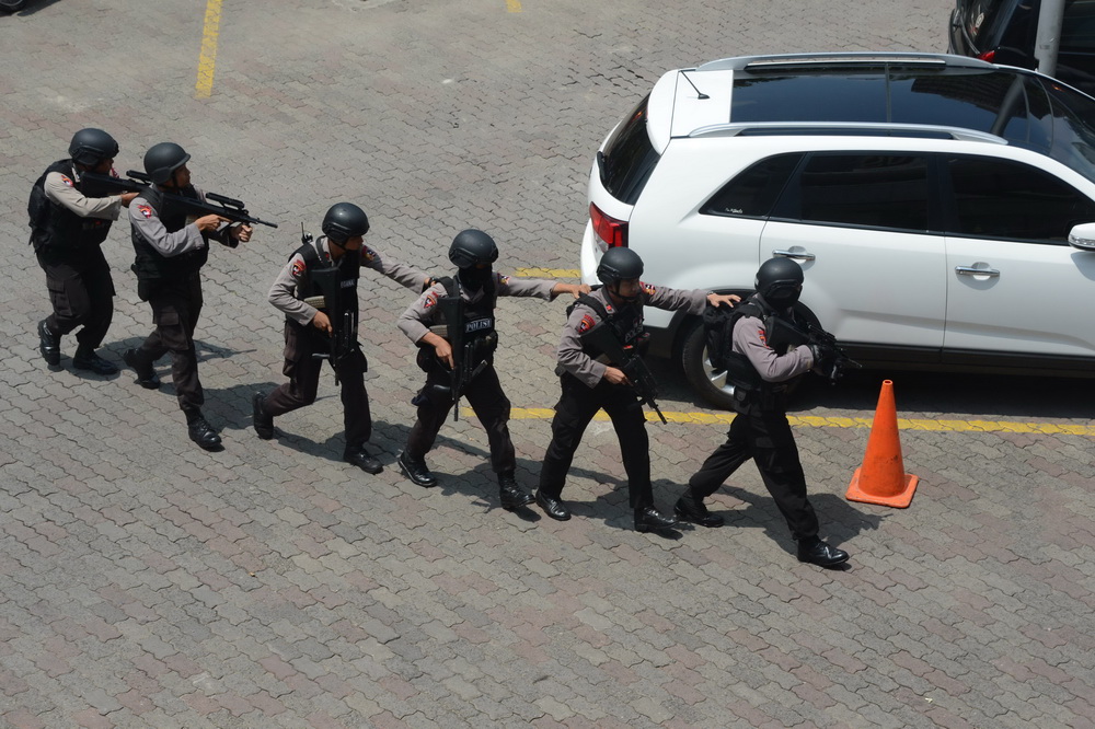 1月14日， 在印度尼西亞首都雅加達，警察趕到爆炸現場。