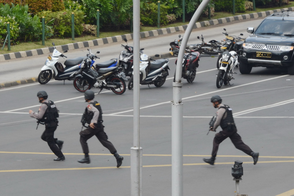 1月14日，在印度尼西亞首都雅加達，警察趕到爆炸現場。