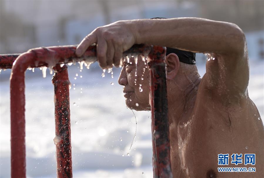 （体育·中国人的冰雪故事）（1）全民健身——冬泳：勇敢者的运动