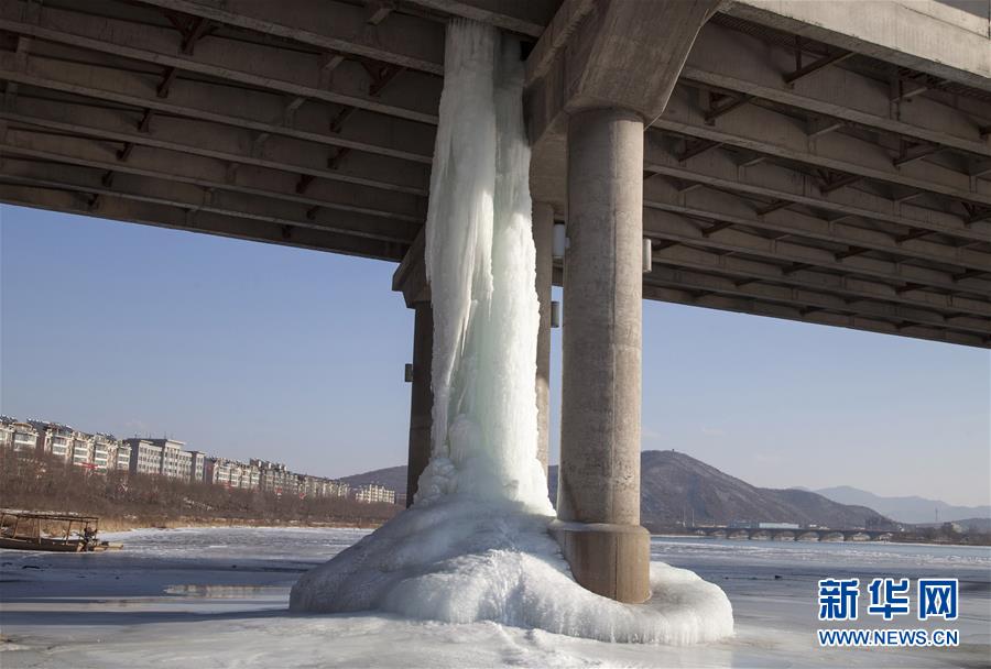 #（晚报）（2）吉林一大桥长出大冰柱