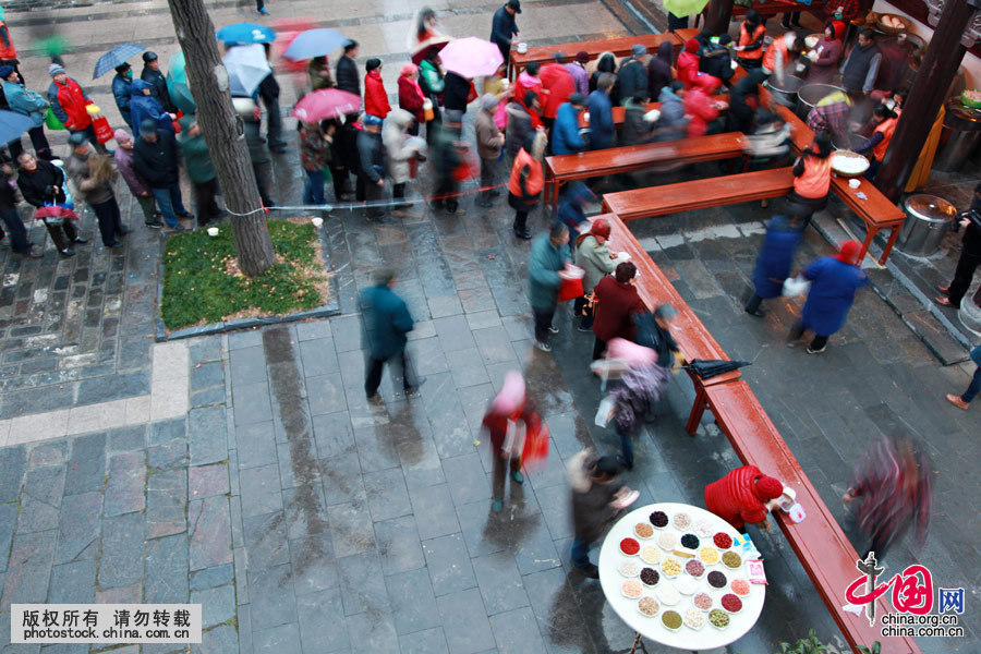 2016年1月17日，江蘇省南京市，當天是中國傳統的臘八節，南京毗盧寺向市民免費提供用30多種原料熬製的臘八粥，大批市民冒著小雨前來品粥祈福。中國網圖片庫 劉建華攝