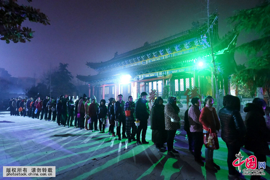 1月17日，在安徽省亳州市白依律院放粥點，市民在領取免費的臘八粥。中國網圖片庫 劉勤利攝